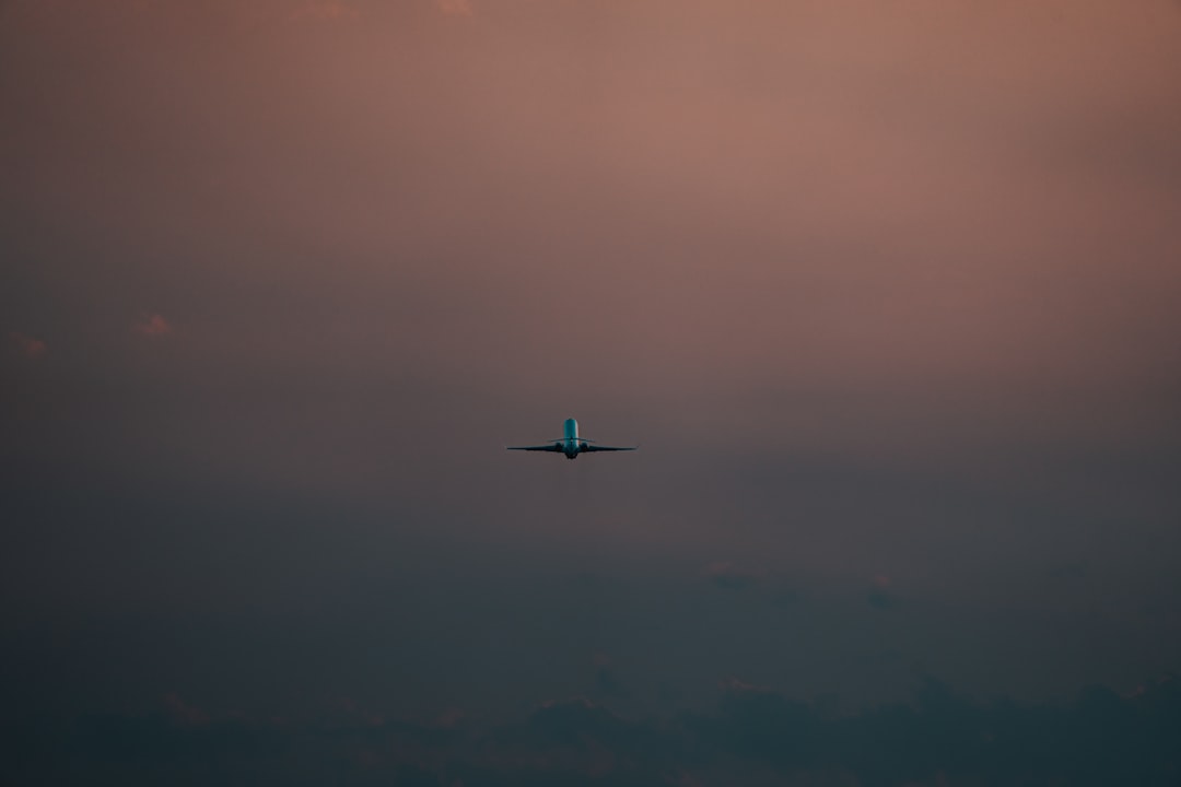 airplane-flying-in-the-sky-qs20kv09wva
